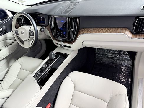 Used 2022 Volvo XC60 B5 Momentum image 25