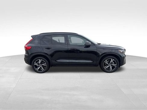 Used 2024 Volvo XC40 B5 Core AWD/4WD image 4