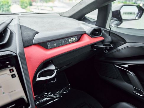 Used 2025 Lamborghini Revuelto image 82