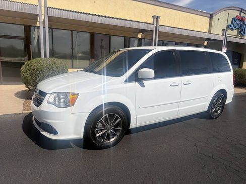 Used 2017 Dodge Grand Caravan SXT w/ Rear Park Assist Package FWD image 3