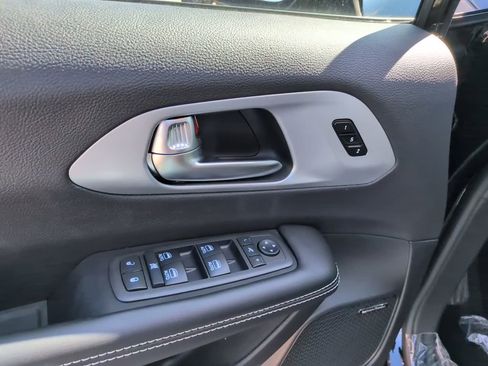 New 2026 Chrysler Pacifica Limited image 21