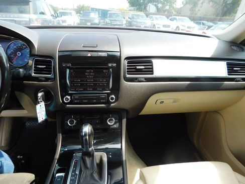 Used 2013 Volkswagen Touareg Sport image 36