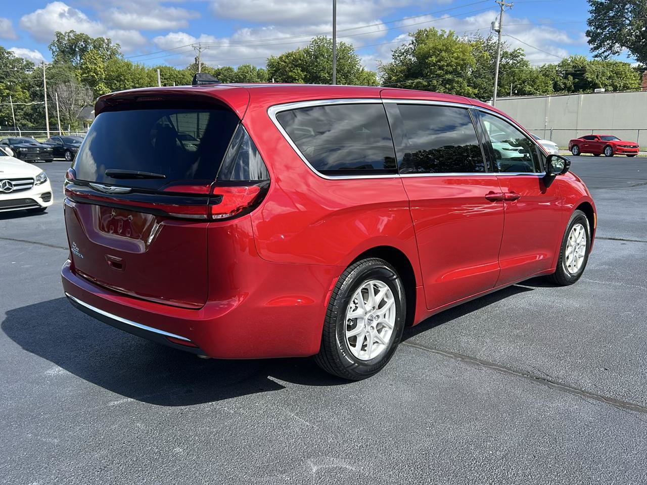 Used 2024 Chrysler Pacifica Touring-L FWD image 5