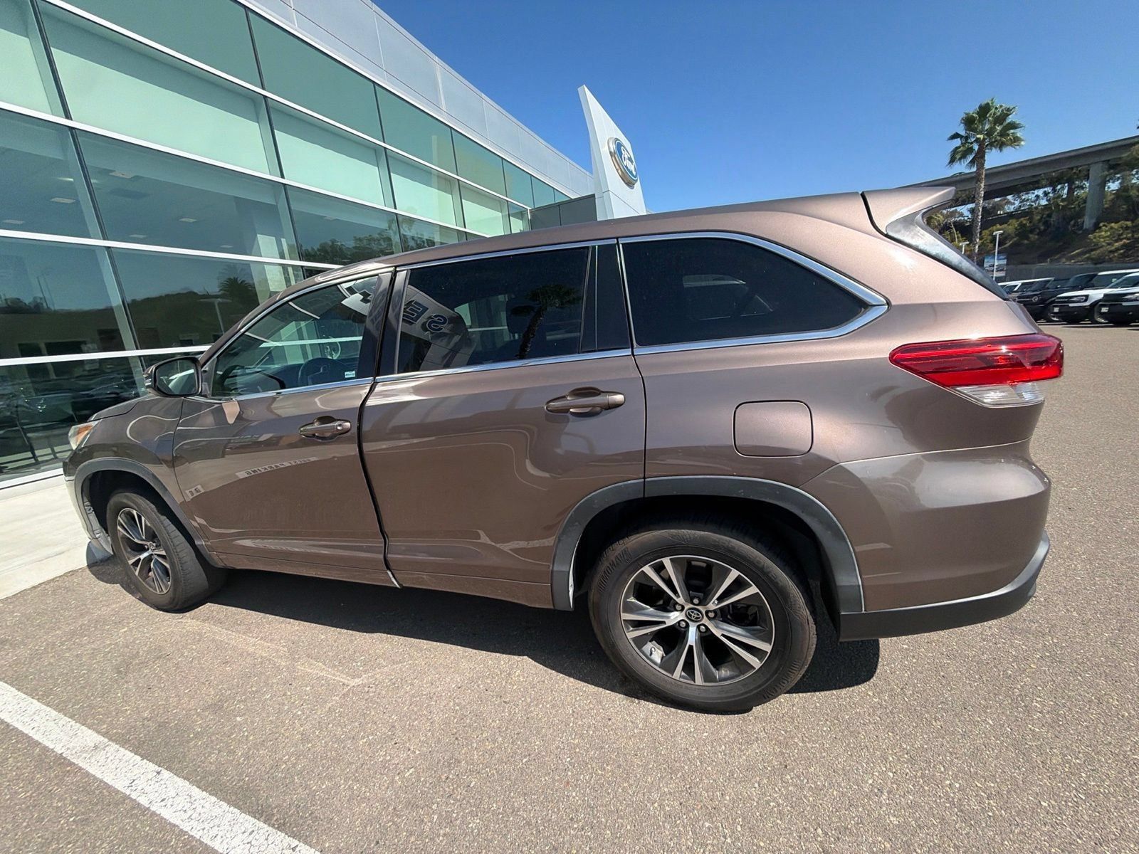 Used 2018 Toyota Highlander Plus w/ Carpet Mat Package (TMS) FWD image 14