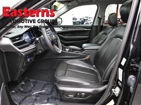 Used 2023 Jeep Grand Cherokee 4WD 4xe w/ Luxury Tech Group II image 14