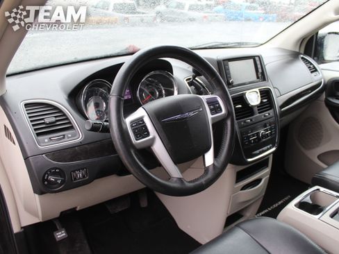 Used 2015 Chrysler Town & Country Touring-L w/ Driver Convenience Group image 12