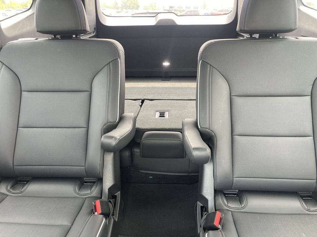 Used 2025 Buick Enclave Preferred AWD/4WD image 37