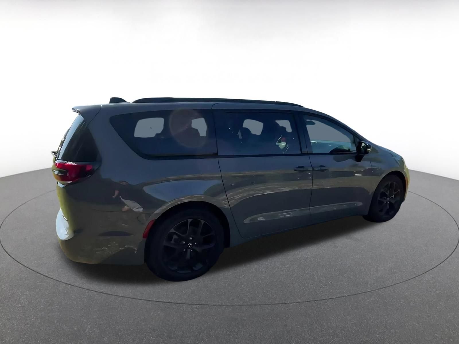 Used 2025 Chrysler Pacifica Limited FWD image 13