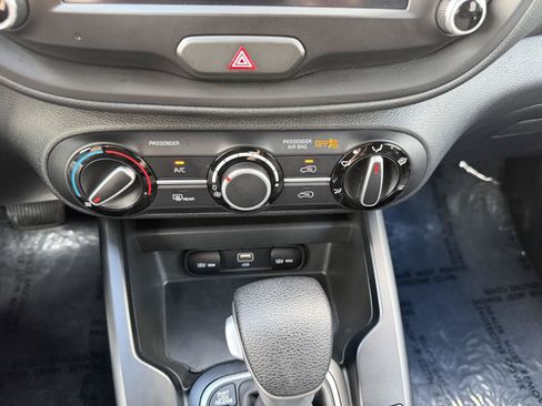 Used 2025 Kia Soul LX w/ LX Technology Package FWD image 15