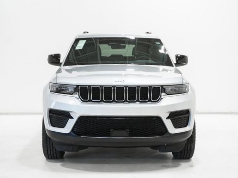 Certified 2025 Jeep Grand Cherokee Laredo w/ Luxury Tech Group I image 3