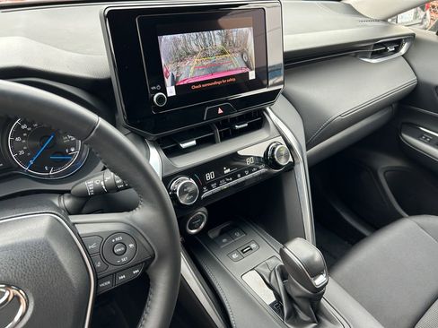 Used 2023 Toyota Venza LE image 19
