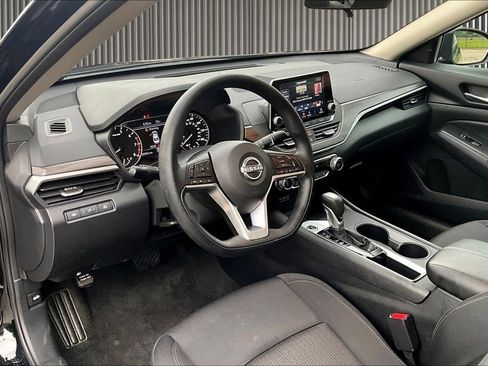 Used 2025 Nissan Altima 2.5 SV FWD image 14