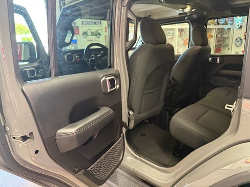 Used 2020 Jeep Wrangler Unlimited Sahara image 18