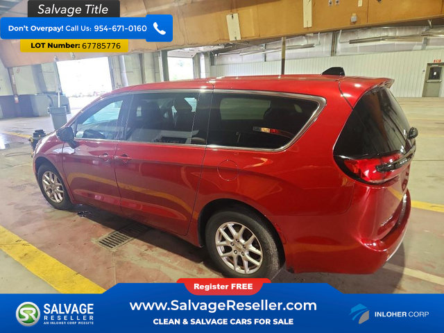 Used 2025 Chrysler Pacifica Select FWD image 3