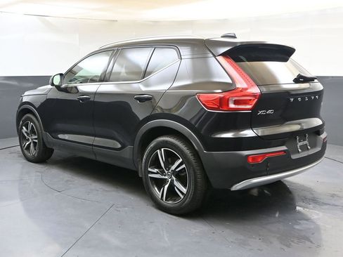 Certified 2025 Volvo XC40 B5 Core image 3