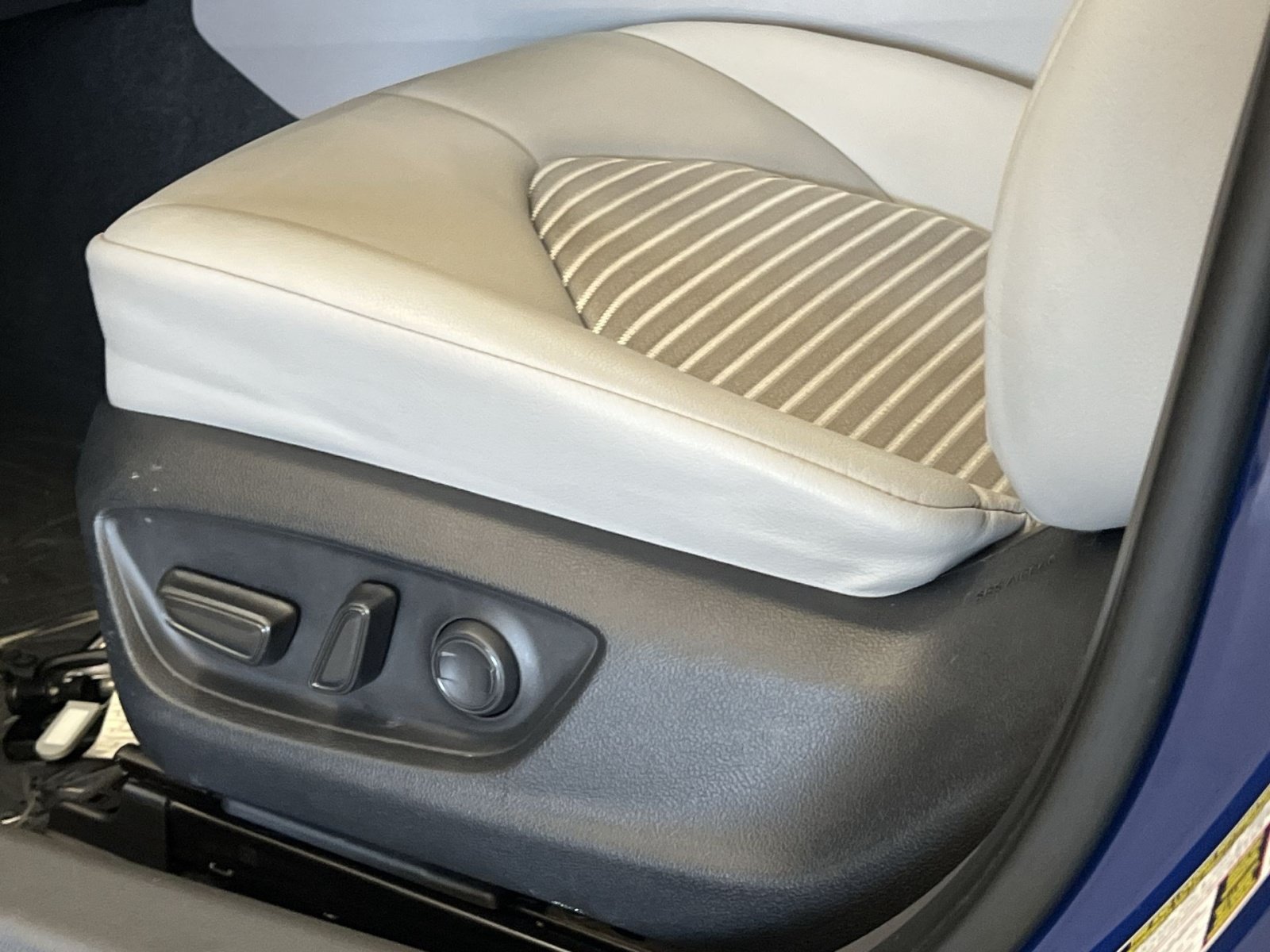 Used 2023 Toyota Camry SE w/ Cold Weather Package FWD image 13