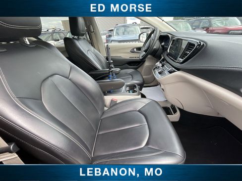 Used 2023 Chrysler Pacifica Touring-L FWD image 25
