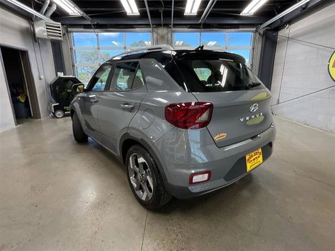 Used 2022 Hyundai Venue Limited FWD image 3