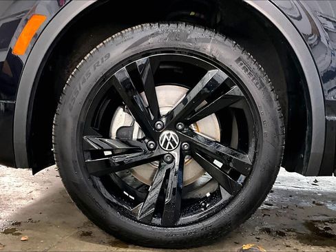 Used 2024 Volkswagen Tiguan SE R-Line image 12