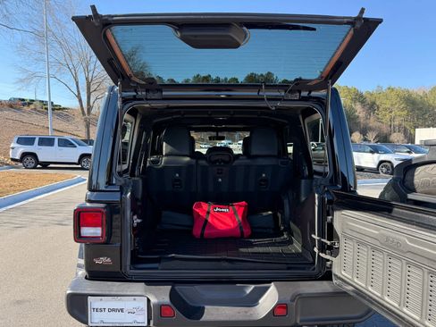 Used 2022 Jeep Wrangler Unlimited Sahara image 31