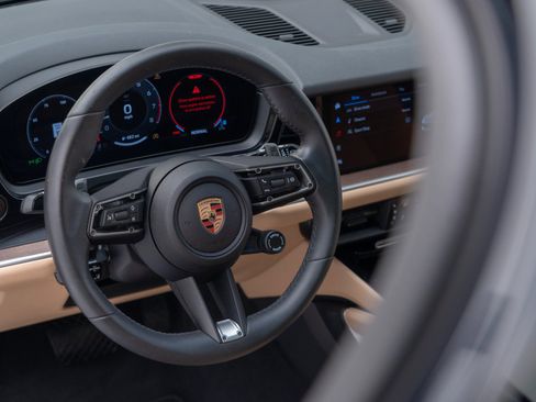 Certified 2025 Porsche Cayenne image 19