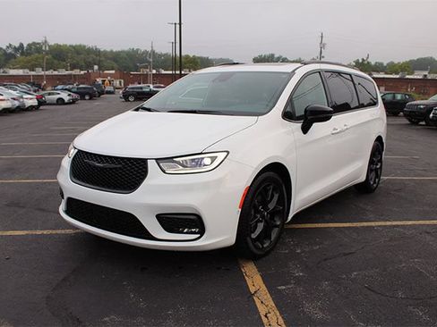 Used 2024 Chrysler Pacifica Limited w/ S Appearance Package FWD image 2