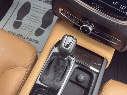 Used 2018 Volvo XC90 T6 Momentum w/ Convenience Package AWD/4WD image 19