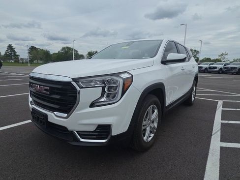 Used 2024 GMC Terrain SLE AWD/4WD image 2