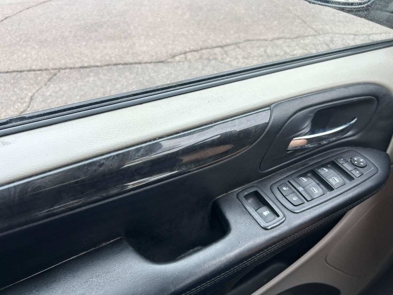 Used 2014 Dodge Grand Caravan SXT FWD image 25