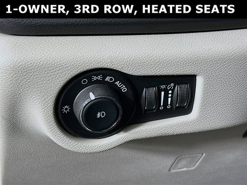 Used 2024 Chrysler Pacifica Touring-L image 11