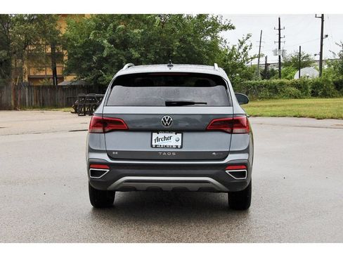 Used 2024 Volkswagen Taos SE w/ Panoramic Sunroof Package AWD/4WD image 4