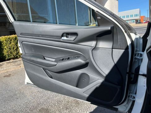 Used 2025 Nissan Altima 2.5 SV image 18