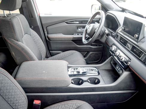 Certified 2025 Honda Pilot Sport image 8