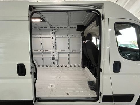 Used 2025 RAM ProMaster 2500 w/ Convenience Group image 14