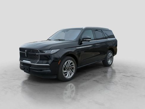 Used 2025 Lincoln Navigator Reserve AWD/4WD image 4