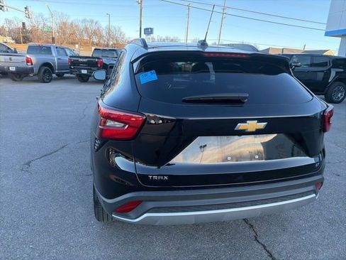 Used 2025 Chevrolet Trax LT w/ LT Convenience Package image 17