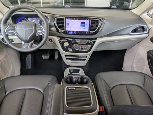 Used 2024 Chrysler Pacifica Touring-L FWD image 17