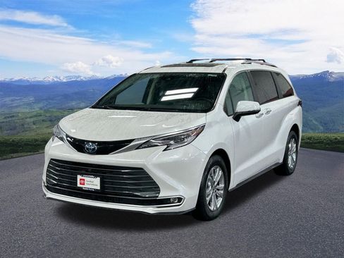 Used 2023 Toyota Sienna Platinum AWD/4WD image 1