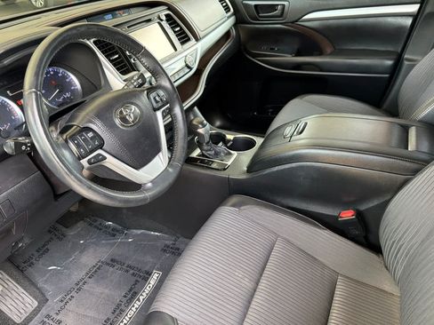 Used 2019 Toyota Highlander Plus w/ Carpet Mat Package (TMS) FWD image 11