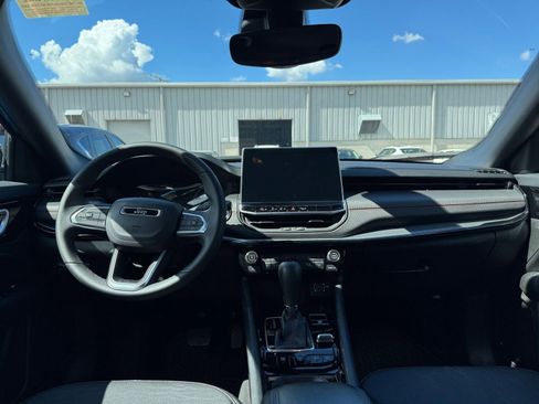 Used 2025 Jeep Compass Trailhawk image 32