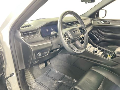 Used 2022 Jeep Grand Cherokee Overland w/ Luxury Tech Group IV image 9