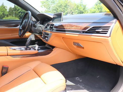 Used 2021 BMW 750i xDrive w/ Luxury Rear Seating Package AWD/4WD image 21