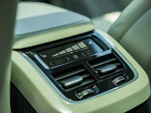 Certified 2023 Volvo XC90 T8 Ultimate AWD/4WD image 32