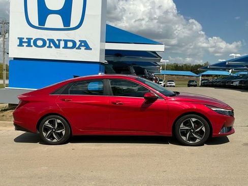 Used 2021 Hyundai Elantra Limited image 2