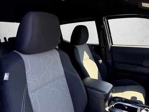 Certified 2022 Toyota Tacoma TRD Off-Road AWD/4WD image 25