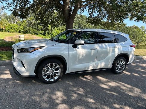 Used 2022 Toyota Highlander Limited FWD image 2