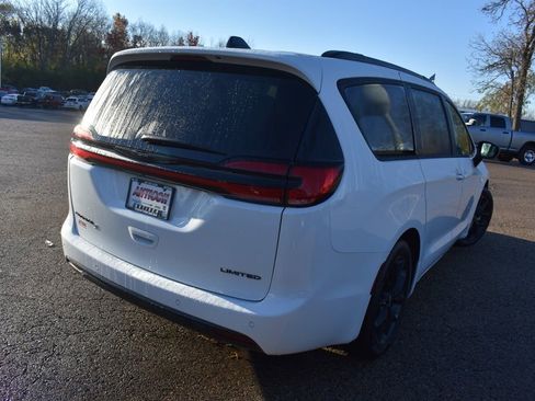 Used 2025 Chrysler Pacifica Limited image 8
