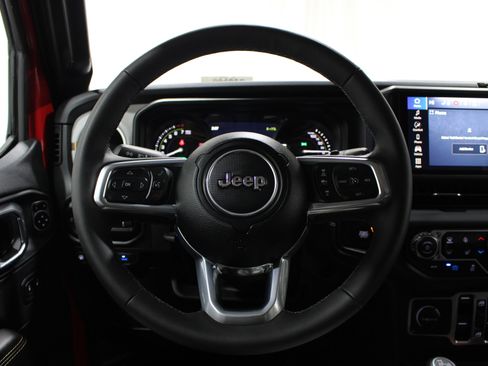 Used 2025 Jeep Wrangler Unlimited Sahara AWD/4WD image 11