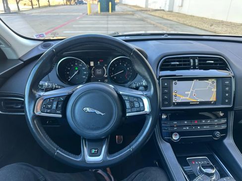 Used 2017 Jaguar F-PACE R-Sport image 36