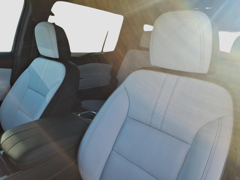 Used 2025 Chevrolet Traverse High Country w/ LPO, Floor Liner Package AWD/4WD image 20